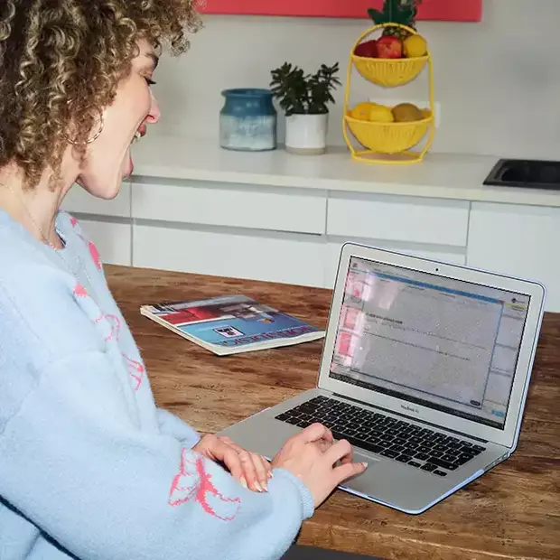 CD-Bestellung mit ORWO Software Eine junge Frau sitzt am Laptop und nutzt die ORWO Software, um eine CD mit ihren gewünschten Fotoprodukten zu erstellen. Auf dem Bildschirm sind die Schritte zur CD-Bestellung sichtbar, während die Frau ihre Bestellung offline zusammenstellt.
