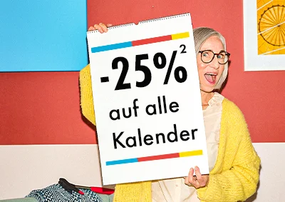 Frau präsentiert ORWO Kalender-Rabatt von 25 Prozent in auffälliger Szene.