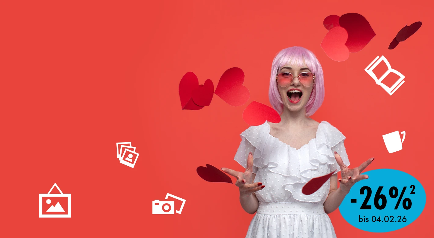 Valentinstag Fotoprodukte mit 26% Rabatt Frau vor rotem Hintergrund wirft Herzformen in die Luft, umgeben von Icons für Fotoprodukte wie Fotos, Tassen und Karten, mit Valentinstags-Rabatt von 26 Prozent