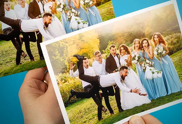 Ein großformatiger 13er Fotoabzug mit weißem Rand zeigt eine Hochzeitsgesellschaft. Im Vordergrund ein lustiger Moment: Der Trauzeuge stolpert und die Hochzeitstorte fliegt durch die Luft. Eine Aufnahme, die unvergesslich bleibt!