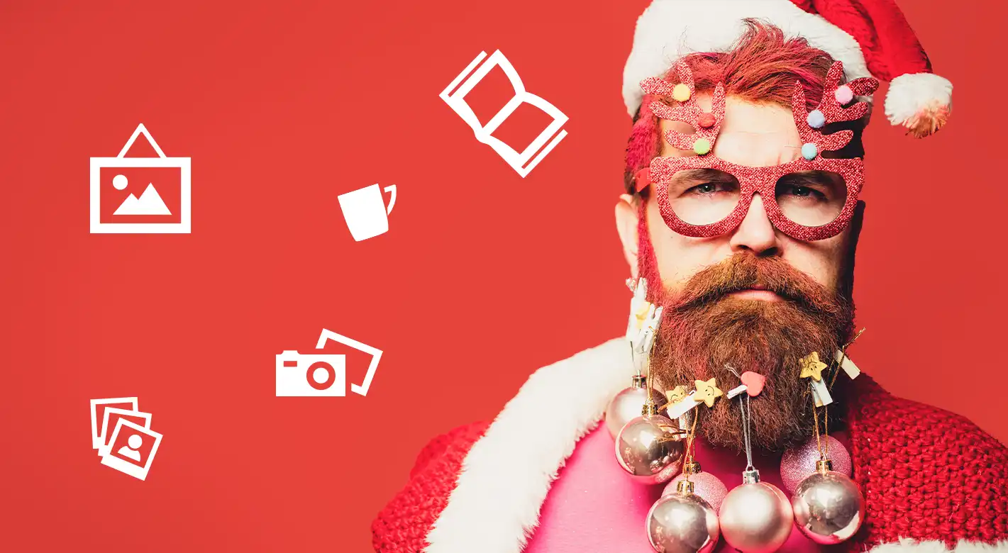 Weihnachtliches Motiv mit bärtigem Mann in Santa-Mütze und festlicher Deko im Bart, umgeben von Icons für Fotoprodukte wie Fotobuch, Fototasse, Kamera und Bilder – humorvolle Darstellung für Fotoprodukte zu Weihnachten.