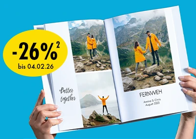 Aufgeschlagenes ORWO Fotobuch mit großformatigen Seiten und Reisefotos eines Paares in den Bergen, hochwertiges Fotoprodukt zum Festhalten gemeinsamer Erinnerungen mit Rabatt