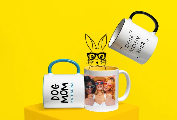 Personalisierte Fototassen als Ostergeschenk mit eigenem Foto und Namen vor gelbem Hintergrund.