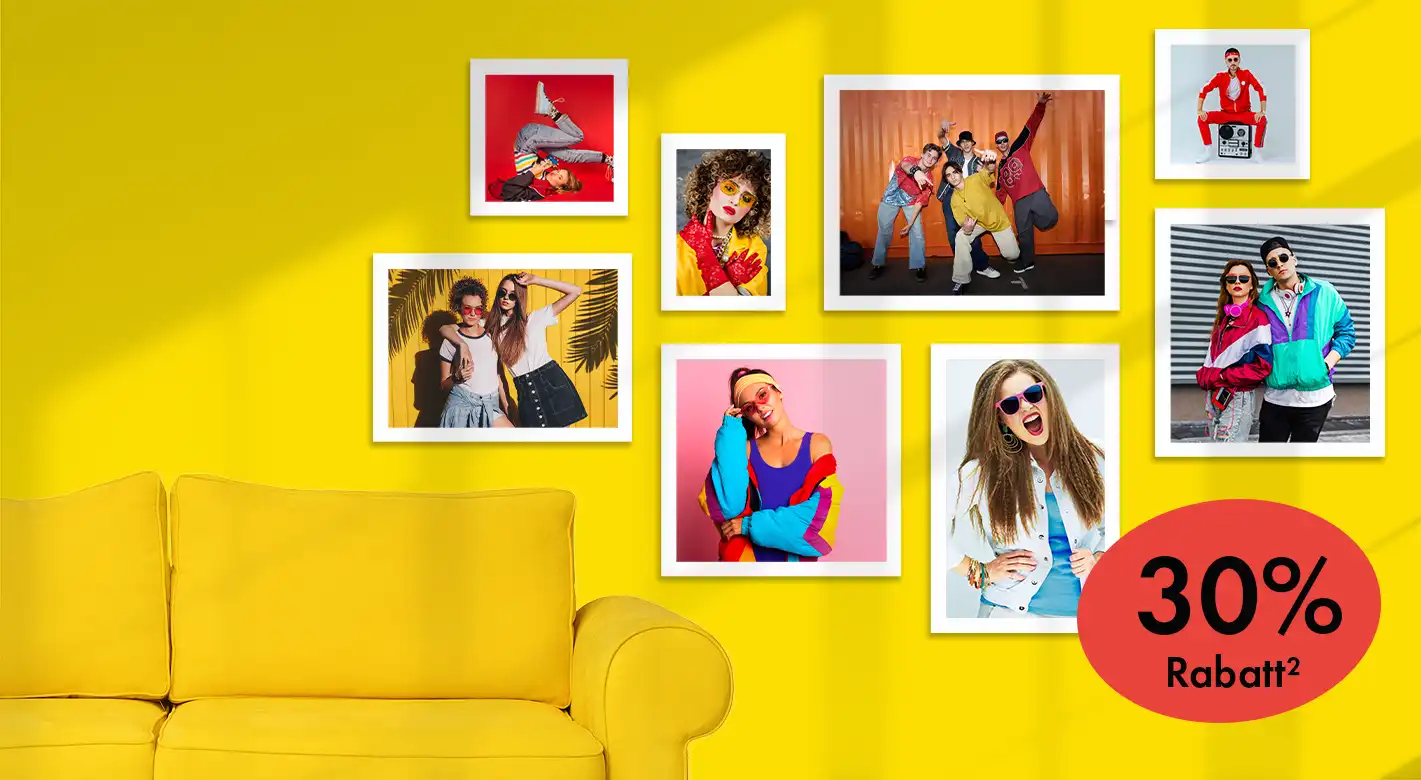 Mehrere gerahmte Fotobilder im Retro-Stil an gelber Wand über Sofa; 30 % Rabatt auf Fotoprodukte.
