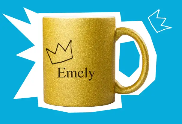 Glitzernde Goldtasse mit individuellem Namen und Text für königlichen Genuss und luxuriöse Momente.