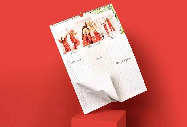 Der Geburtstagskalender aus Holz wird hier durch ein schönes Beispiel ergänzt: Ein Kalender mit Familienfotos und einem praktischen Kalendarium. Perfekt, um Geburtstagsdaten und wichtige Ereignisse festzuhalten.
