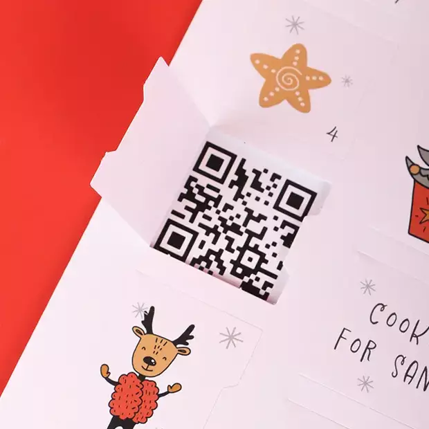 Adventskalender mit QR-Code hinter dem Türchen Generiere online einen QR-Code für deinen Adventskalender und verstecke ihn hinter dem Türchen.