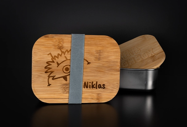 Diese Lunchbox aus Metall kommt mit einem gravierten Holzdeckel, der ein kleines Monster und den Namen Niklas zeigt. Ideal für die Pause und ein tolles Fotogeschenk. Erhältlich in den Black Week Rabatten.
