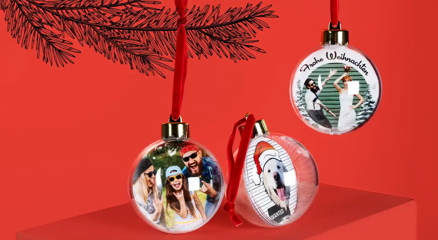 Drei personalisierte Fotoprodukte – Christbaumkugeln mit Fotos von Familie, Hund und Hochzeit.