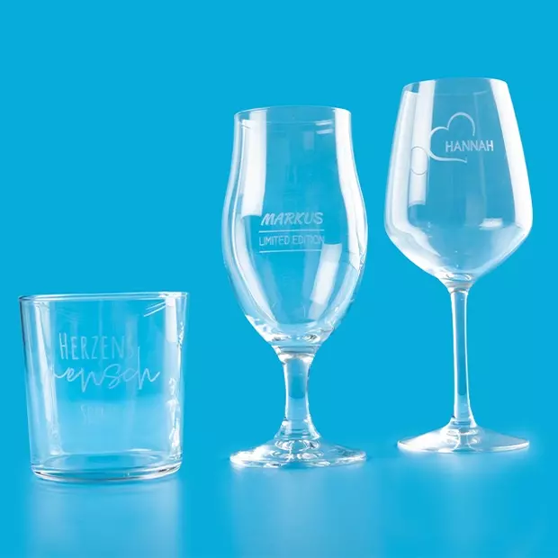 Eine Reihe von personalisierten Gläsern: Ein Bierglas mit „Limited Edition“, ein Weinglas mit einem gravierten Herz und ein Saftglas mit der Aufschrift „Herzensmensch“. Alle Gläser sind mit individuellen Namen graviert und eignen sich perfekt als Gravur Geschenke für besondere Anlässe.