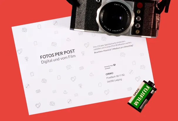 Mit der ORWO-Versandtasche, einer analogen Spiegelreflexkamera und dem Fuji-Kleinbildfilm bist du perfekt ausgerüstet.