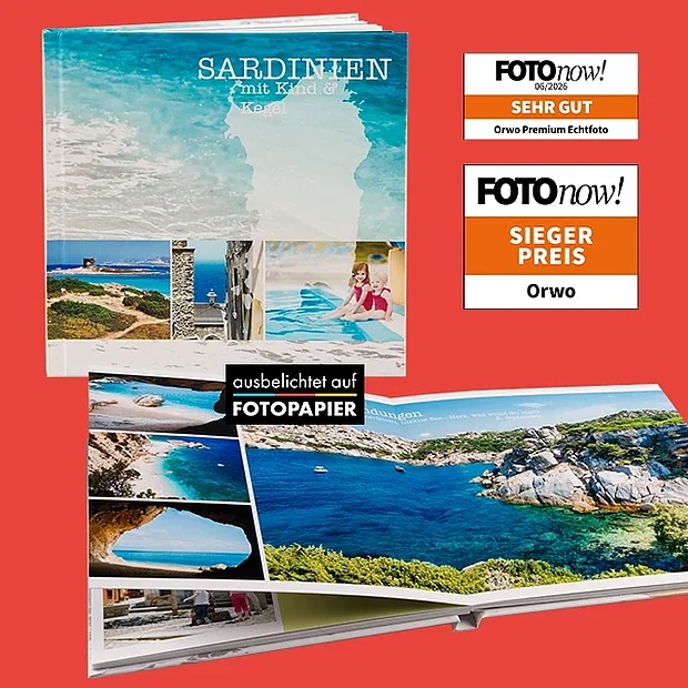 ORWO Premium Echtfotobuch mit Urlaubsfotos von Sardinien auf Fotopapier sowie Auszeichnungen aus einem Produkttest von FOTOnow