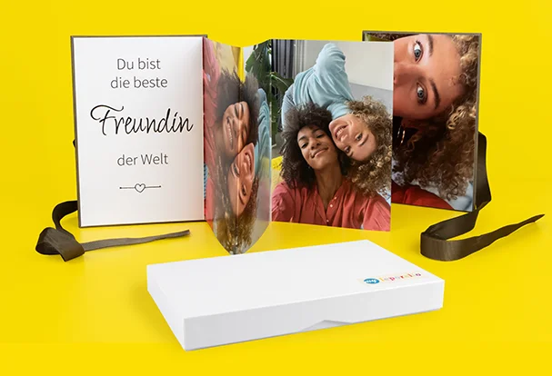 Neue Produkte – neue Farbvarianten für das ORWO myLeporello. Selfies von zwei jungen Frauen und ein lieber Gruß als Fotoleporello, gebunden in Leinen-Hardcover. Mit passender Geschenkbox.