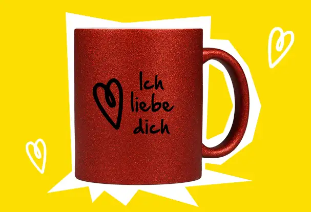 Glitzertasse in verführerischem Rot mit der Aufschrift Ich liebe dich – entfache das Feuer der Sinne.
