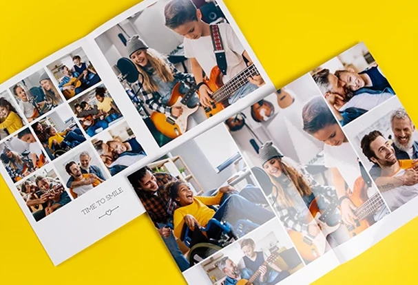 Fotobuch-Doppelseite mit vielen Familienfotos und Collage-Layout als Beispiel für kreative Gestaltung.