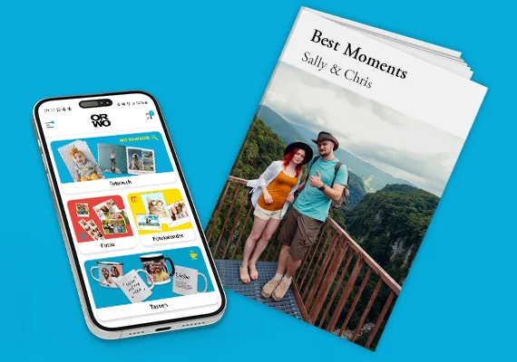 Smartphone mit ORWO Foto App neben geschlossenem Fotobuch „Best Moments Sally & Chris“, blauer Hintergrund.
