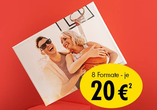 Fotoleinwand vor rotem Hintergrund mit jungem Paar, welches Basketball spielt. Dazu der Hinweis zur Leinwandaktion: 8 Formate für je 20 €.