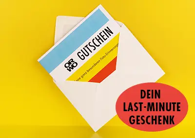 ORWO Gutschein im Umschlag auf gelbem Hintergrund – Last-Minute Geschenkidee