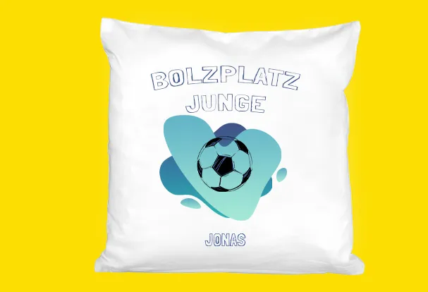 Gestalte ein kuscheliges Kissen mit Namen für deinen kleinen Schatz bei ORWO Fotokissen mit Fußball Motiv und individuellem Text – ein Geschenk mit Kuschelfaktor