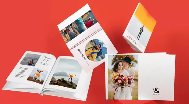 Vielfältige Fotobücher im Überblick – Service ORWO Eine Auswahl an Fotobüchern in verschiedenen Größen und Formaten wird gezeigt. Der Mix aus stilisierten und realen Büchern verdeutlicht die Vielfalt der Gestaltungsmöglichkeiten mit Service ORWO.