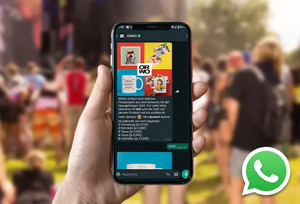 Nahaufnahme eines Smartphones, auf dem eine WhatsApp-Nachricht zu sehen ist. In der Nachricht wird die Bestellung von Fotoprodukten über die Foto-App abgewickelt, während der Chat offen angezeigt wird.