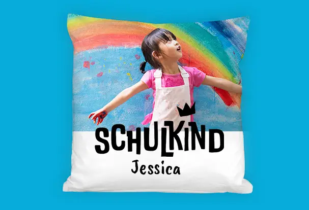 Das beidseitig bedruckte Kissen mit Foto und Namen ist eine tolle Geschenkidee zum Schulanfang. Zum Gestalten stehen dir verschiedene Schulkind-Designs zu Verfügung.