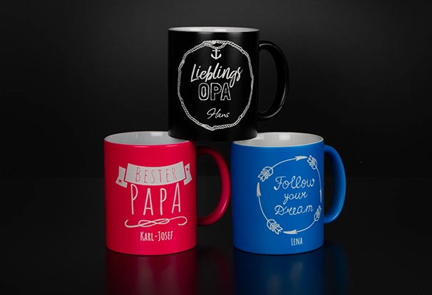 Diese drei bunten Tassen sind mit liebevollen Gravuren wie "Lieblingsopa" oder "Bester Papa" personalisiert. Ideal als Fotogeschenk in den Black Week Deals.