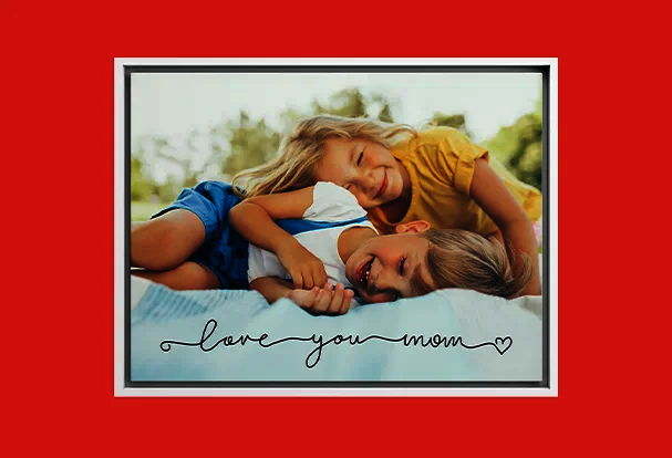 Gerahmtes Foto von Mutter und Kind beim gemeinsamen Lachen mit Schriftzug „love you mom“ als persönliches Wandbild und liebevolles Fotogeschenk zum Muttertag