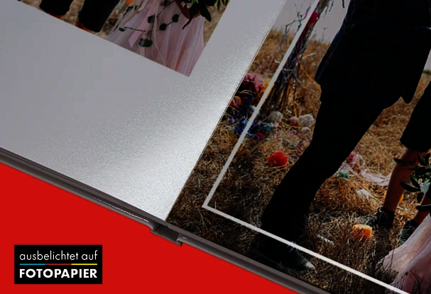 Detailaufnahme eines Hochzeitsfotobuchs auf echtem Fotopapier mit sichtbarer Bindung und hochwertigem Druck