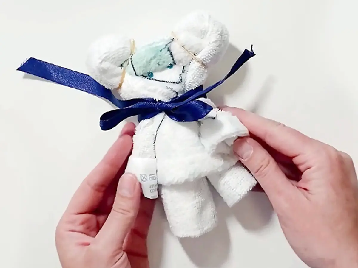Verschenke ein persönlich gefaltetes Handtuch, mit individuellem Design in Form eines Bären