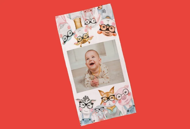 Gestalte ein vollflächig bedrucktes Handtuch im süßen Tier-Design und füge ein Foto deines Babys hinzu. Dieses Mitbringsel für Babys sorgt am Badetag für eine Menge Spaß.