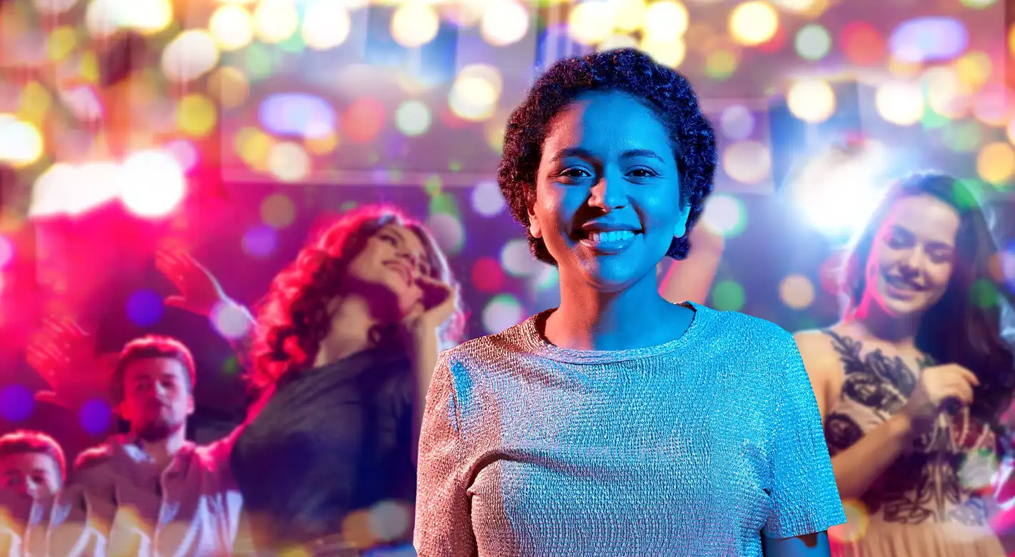 Ein farbenfroher Bokeh-Effekt bringt deine Partyfotos auf das nächste Level Eine Frau trifft sich mit Freundinnen zur sommerlichen Partynacht. Im Hintergrund ist ein kunterbuntes Lichtermehr, welches durch den Bokeh-Effekt die ausgelassene Stimmung unterstreicht.