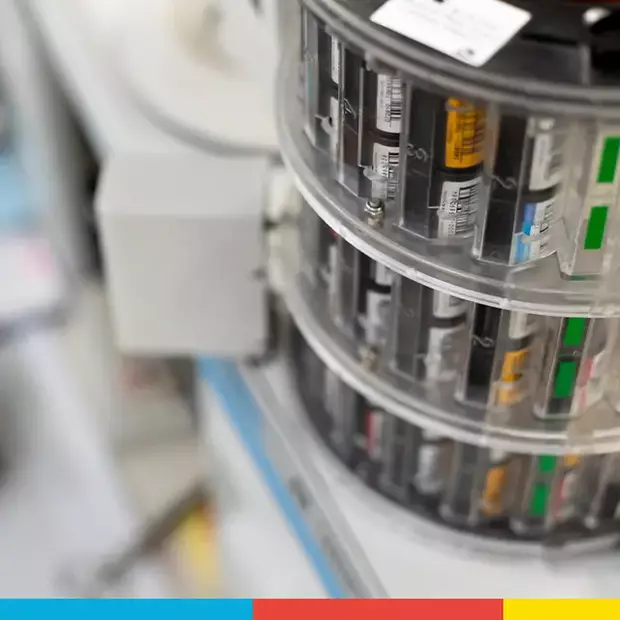 Analoge Filme entwickeln lassen – ORWO steht für echte Laborqualität aus Tradition. In der ORWO Produktion sind mehrere Kleinbildfilme in einem Entwicklungsrondell eingesetzt – professionelle Filmentwicklung in Aktion.