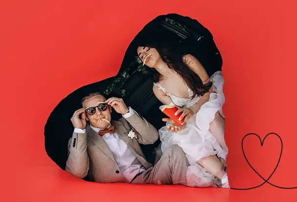 Fotokissen in Herzform, das ein lustiges Hochzeitsbild eines jungen Paares zeigt – ein Valentinstagsgeschenk mit Kuschelfaktor