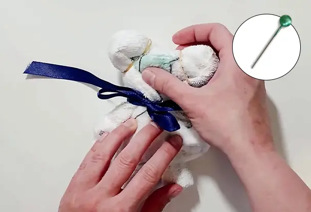 Tolle Handtuch Figuren Schritt fuer Schritt selbst falten. Ein solches Geschenk weckt immer Aufmerksamkeit. Kreatives Design, wird jeden ueberraschen und begeistern.