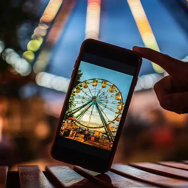 Zwei auf einen Streich: Bokeh-Effekt im Hintergrund und präzise Bildschärfe im Vordergrund Riesenrad mal anders: Ein Smartphone im Vordergrund fängt das beleuchtete Riesenrad ein. Mit dem zweiten Handy wird ein Foto gemacht, welches das Riesenrad im Hintergrund durch einen Bokeh-Effekt magisch erscheinen lässt.
