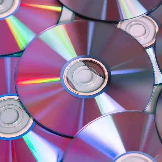 CD-Bestellung: Fertige CDs Mehrere CDs liegen auf einem Tisch, bereit für den Versand. Jede CD enthält personalisierte Fotoprodukte, die über die CD-Bestellung erstellt wurden. Die CDs sind mit beschrifteten Etiketten versehen, die die Bestellung eindeutig kennzeichnen.