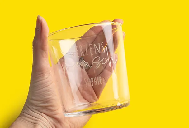 Das perfekte Glas für erfrischende Getränke! Serviere deinen Gartenparty-Gästen ihre Lieblingsdrinks aus individuell gestalteten Saftgläsern mit Gravur.
