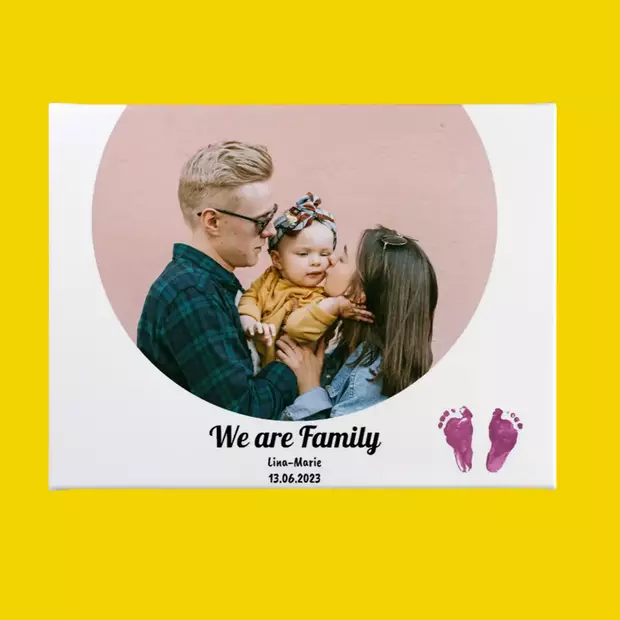 Geschenkideen für Babys: Fotoleinwand mit Baby-Fußabdrücken Gestalte eine Leinwand mit einem schönen Foto eurer Familie und verewige hinterher die Fußabdrücke deines Babys darauf. Eine Geschenkidee für Babys mit Erinnerungswert!