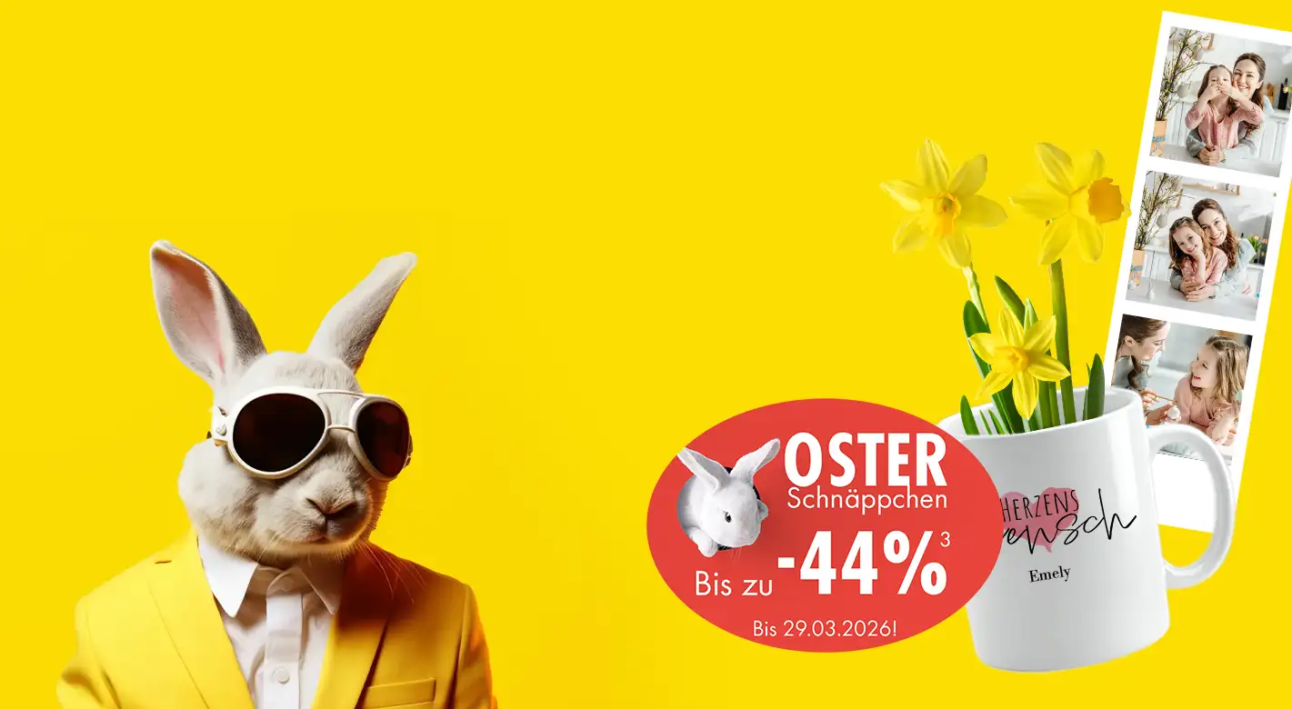 Fotoprodukte zu Ostern – bis zu 44 % sparen Lustiger Osterhase mit Sonnenbrille neben personalisierter Fototasse mit Fotoabzügen und Blumen – Fotoprodukte Osteraktion mit bis zu 44 % Rabatt