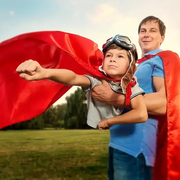 Superhelden-Foto mit Vater und Kind – unser Fototipp zum Vatertag Vater und Kind als Superhelden mit Capes – ein witziger Fototipp zum Vatertag.