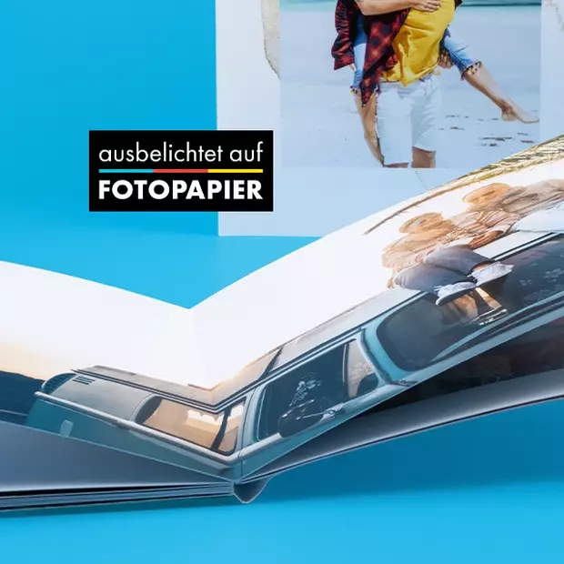 Nahaufnahme der Leporello-Bindung beim Fotobuch Softcover: Doppelte Seitenstärke und flachliegende Seiten für eine nahtlose Bildpräsentation über die Doppelseite.