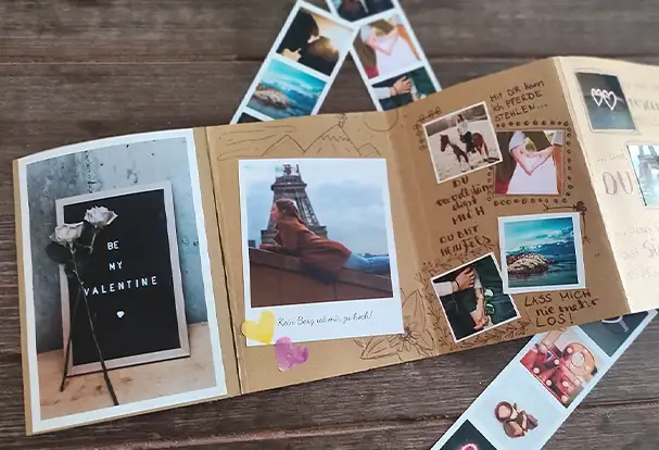 DIY-Tipp: Selbst gebasteltes Leporello aus Kraft-Papier mit persönlichen Bildern, kleinen Zeichnungen, Stickern und mit handgeschriebenen Texten. Die perfekte Geschenkidee.
