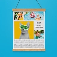 Vier sommerliche Bilder mit Jahreszahl und Kalendarium auf einem hochwertigen Posterkalender. Aufgehängt mit eleganten Posterleisten – ein echter Blickfang.