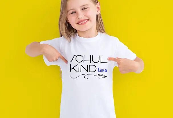 Ein Kinder T-Shirt ist ein tolles personalisiertes Geschenk zur Einschulung. Wähle eines unserer Schulkind-Designs aus oder gestalte das Shirt ganz individuell.