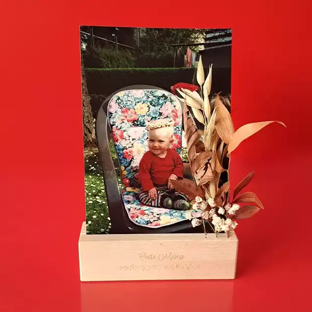 Mama Geschenk Idee – Fotoständer mit Gravur Ein süßes Kinderfoto im Hochformat passt ebenfalls als Mama-Geschenk-Idee.