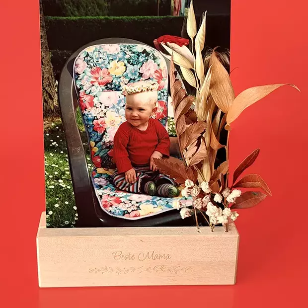 Mama Geschenk Idee – Fotoständer mit Gravur Ein süßes Kinderfoto im Hochformat passt ebenfalls als Mama-Geschenk-Idee.