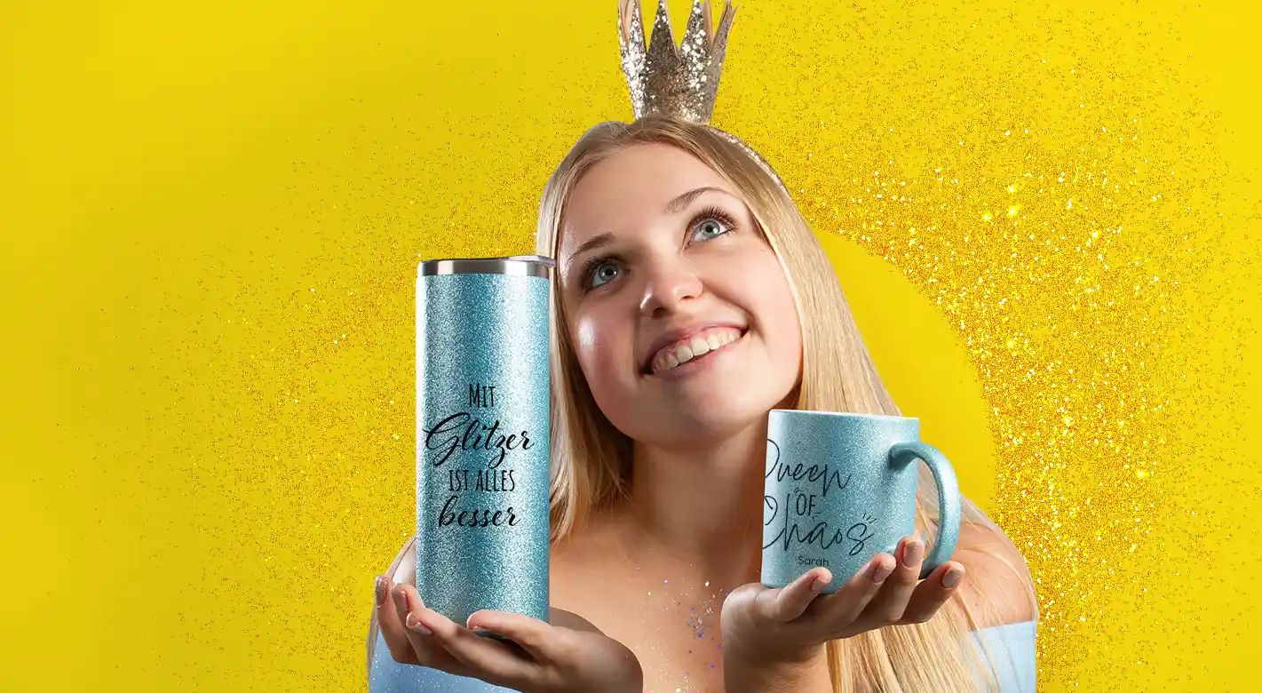 Eine Frau mit Krone, blauer Glitzertasse und Coffee-to-go-Becher strahlt Glitzer-Geschenke-Zauber aus!