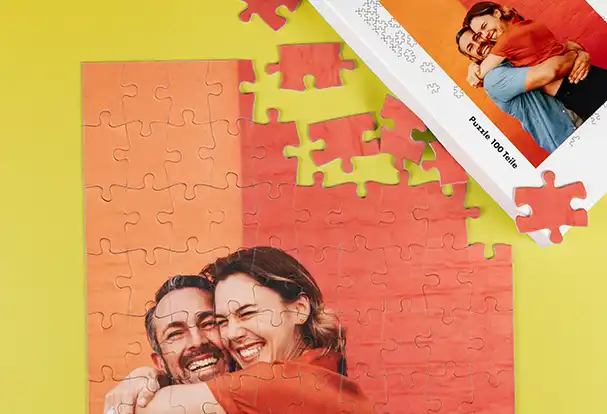 Wir haben auf den Trend 2025 gehört und unser Angebot an Puzzlegrößeren erweitert. Du erhältst bei ORWO nun auch Puzzle mit 70, 100, 280, 500 und 1.000 Teilen. Der Karton wird direkt mit deinem Wunschmotiv personalisiert.