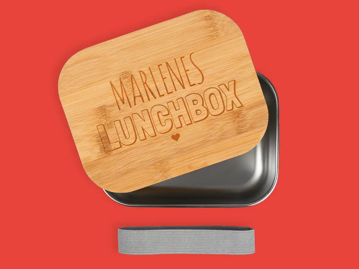 Eine stylische Lunchbox aus Metall mit einem Holzdeckel, der mit dem Namen und dem Schriftzug „Lunchbox“ graviert ist. Ein praktisches und personalisiertes Gravur Geschenk, das sowohl funktional als auch einzigartig ist – ideal für den Alltag.